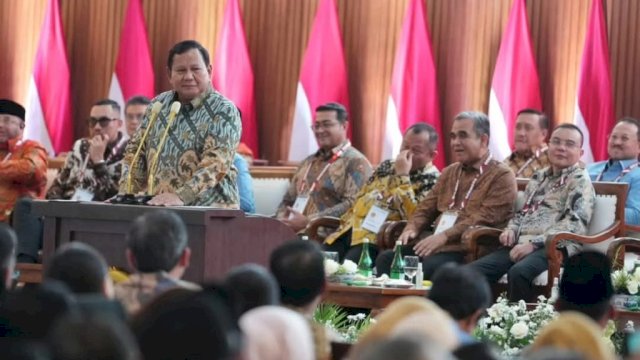  Presiden RI Prabowo Subianto dalam acara silaturahmi Presiden dengan KIM Plus di kediaman Prabowo, Hambalang, Kabupaten Bogor, Jawa Barat, Jumat 14 Februari 2025.