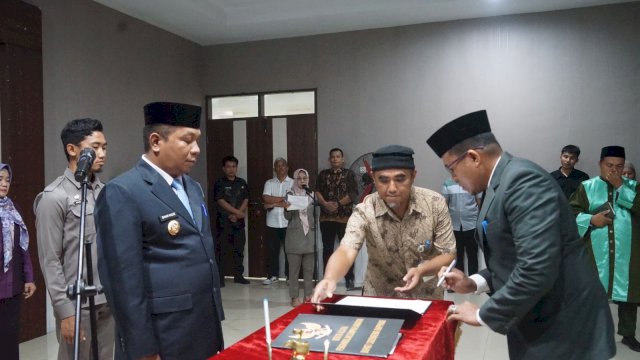 Penjabat Bupati Sidrap, Idham Kadir Dalle melantik Staf Ahli Bupati Bidang Pembangunan, Andi Rahmat Saleh sebagai Penjabat (Pj) Sekretaris Daerah Kabupaten Sidrap di Ruang Rapat Pimpinan Kantor Bupati Sidrap, Kelurahan Batu Lappa, Kecamatan Watang Pulu.
