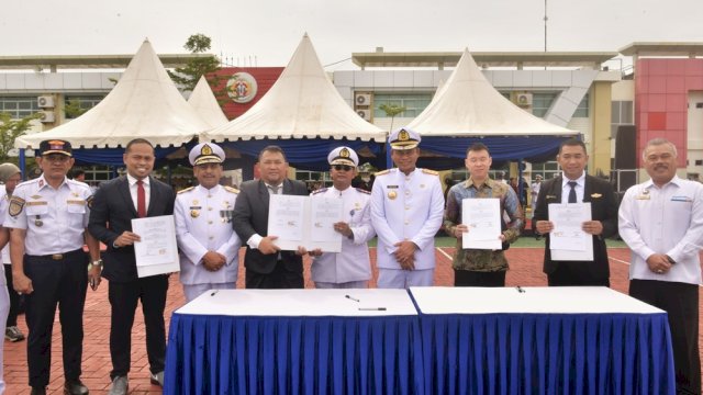 Penjabat Gubernur Sulsel Prof Fadjry Djufry menjadi Inspektur Upacara Wisuda Mahasiswa Program Diploma IV, Pelepasan Diklat Pelaut Peningkatan Tingkat I dan Penutupan Diklat Pelaut Peningkatan Tingkat II, III IV dan V perwira Transportasi Kampus II Politeknik Ilmu Pelayaran (PIP) Makassar, di Jalan Salodong, Makassar, Senin, 17 Februari 2025. 