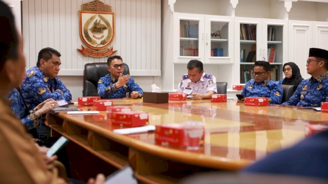 Penjabat Sekretaris Daerah (Pj Sekda) Makassar, Irwan Adnan, memimpin Rapat Teknis Manajemen Kepegawaian di Kantor Balai Kota Makassar, Senin, (17/2/2025).
