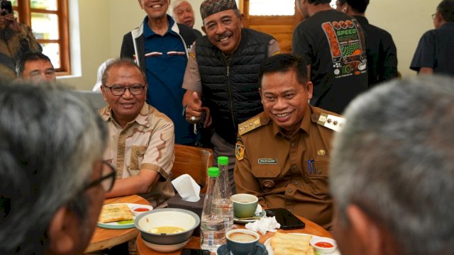 Prof Fadjry Djufry saat Ngopi Bersama Kepala OPD Lingkup Pemprov Sulsel, di Warkop Patala, Jalan Opu Daeng Siradju, Kota Makassar, Selasa, 18 Februari 2025.
