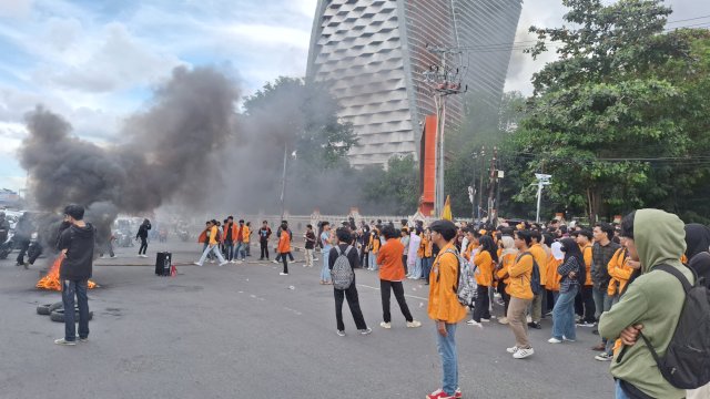 Blokade Jalan dan Bakar Ban, Mahasiswa UNM Protes Kebijakan Efisiensi Anggaran