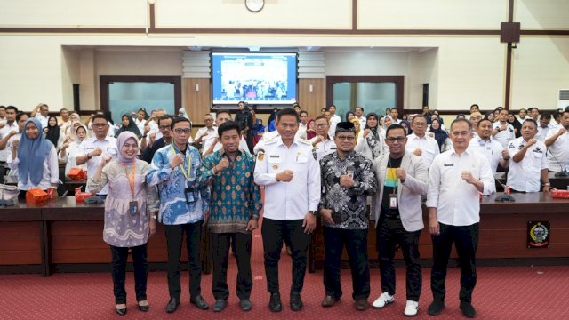 Penjabat Gubernur Provinsi Sulsel, Prof Fadjry Djufry saat membuka launching program beasiswa gratis Politeknik Indonesia yang di support langsung dari PT PLN, BRI, Bank Mandiri dan sejumlah sponsor lainnya. 