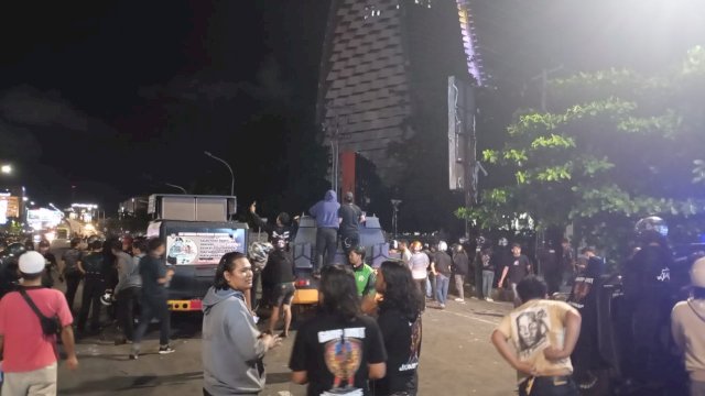 Mahasiswa Bertahan di Kampus UNM, Bentrokan dengan Warga dan Polisi Belum Mereda