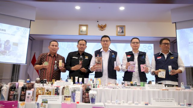 Kepala BPOM Taruna Ikrar pada Konferensi Pers Hasil Intensifikasi Pengawasan Kosmetik 2025 di Kantor BPOM, Jakarta (21/2/2025).
