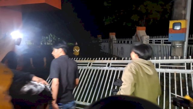 Pagar Kampus UNM rusak setelah aksi unjuk rasa mahasiswa berujung ricuh. 