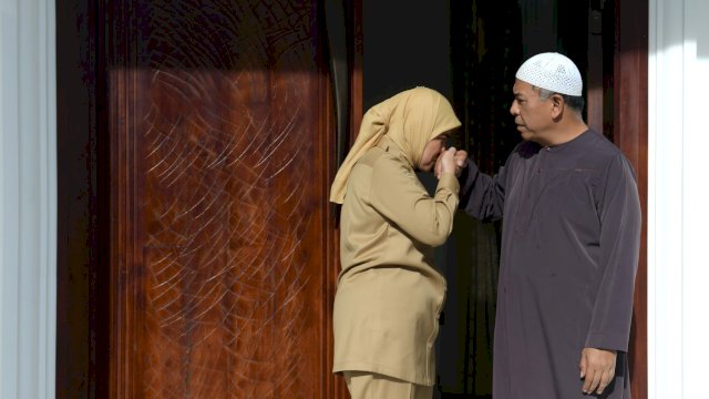 Momen Aliyah Mustika Ilham Minta Restu ke Suami di Hari Perdana Bekerja Sebagai Wawali Makassar