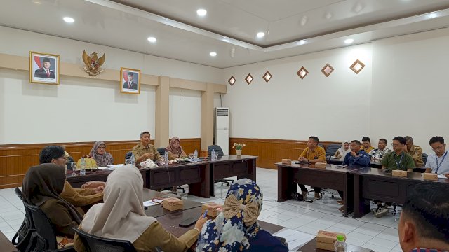 Kepala Dinas Ketapang Sulsel Andi Muhammad Arsjad memimpin Rapat Koordinasi (Rakor) Pelaksanaan Gerakan Pangan Murah (GPM) di Kantor Dinas Ketapang Sulsel, Selasa, 25 Februari 2025.