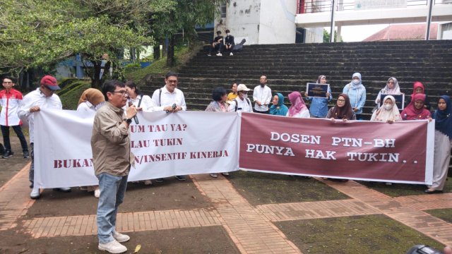 Forum Dosen Universitas Hasanuddin (Unhas) melakukan aksi unjuk rasa di halaman kampus Unhas, Selasa (25/2/2025).
