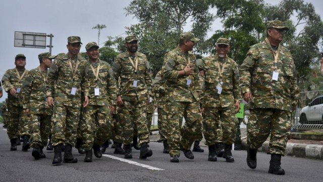 Sejumlah kepala daerah peserta retret yang mengenakan seragam komponen cadangan (komcad) berbaris setibanya di Kompleks Akademi Militer Magelang, Jawa Tengah, Jumat (21/2/2025). Sebanyak 450 kepala daerah dari seluruh Indonesia akan mengikuti retret mulai 21 hingga 28 Februari 2025. ANTARA FOTO/Anis Efizudin/nym.