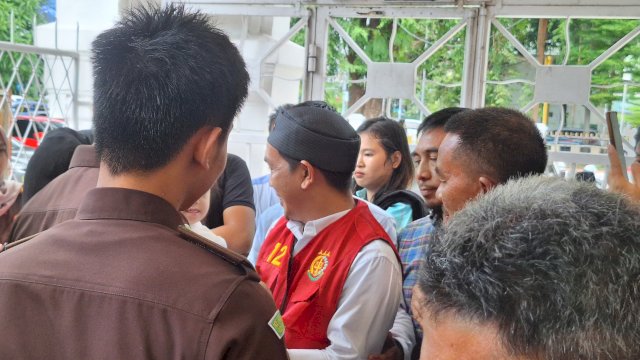 Tardakwa Daeng Sila Hadir Sidang Perdana, Diiringi Isak Tangis dan Pelukan Istri