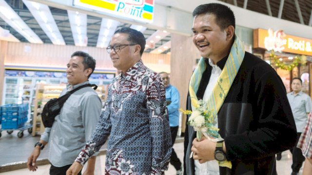 Tiba di Makassar, Uji Nurdin Dikalungi Kain Sutra Oleh Pimpinan Forkopimda