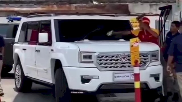 
Istana Kepresidenan buka suara soal video viral memperlihatkan mobil MV3 Garuda seperti yang dipakai Presiden RI Prabowo Subianto mengisi bensin di SPBU swasta.