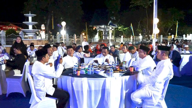 Bupati Kabupaten Sidrap, Syaharuddin Alrif saat malam ramah tamah bersama Forkopimda, kepala OPD, relawan, dan tokoh masyarakat di halaman Rumah Jabatan Bupati Sidrap, Sabtu (1/3/2025) malam.
