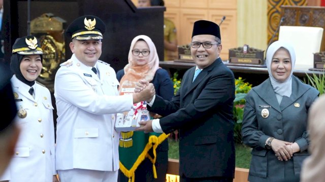 Wakil Gubernur Sulawesi Selatan, Fatmawati Rusdi, menyaksikan langsung serah terima jabatan (sertijab) Wali Kota dan Wakil Wali Kota Makassar di Ruang Paripurna Gedung DPRD Kota Makassar, Senin, 3 Maret 2025.