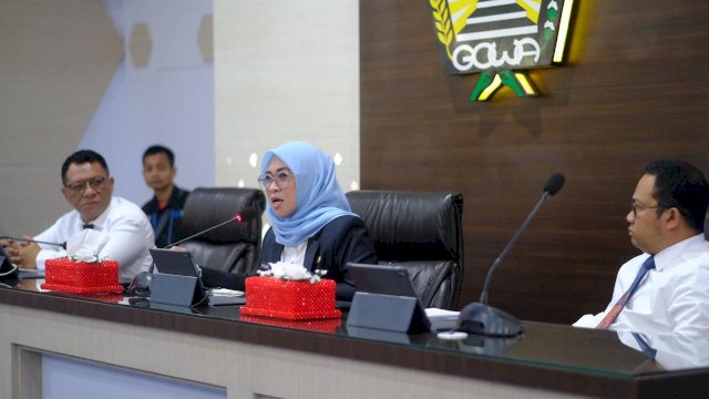Bupati Gowa Bupati Kabupaten Gowa, Sitti Husniah Talenrang dan Wakil Bupati Gowa Darmawangsyah Muin  saat memimpin Rapat Koordinasi bersama para pimpinan SKPD Lingkup Pemerintah Kabupaten Gowa di Baruga Karaeng Pattingalloang, Kantor Bupati Gowa. 