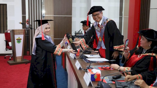 Inspektur Daerah Kota Makassar, Andi Asma Zulistia Ekayanti, berhasil meraih gelar doktor dalam bidang Manajemen di Universitas Hasanuddin.