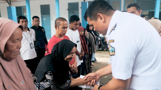 Bupati Bantaeng Serahkan Bantuan Atensi Rp 208 Juta ke 78 Penerima Manfaat