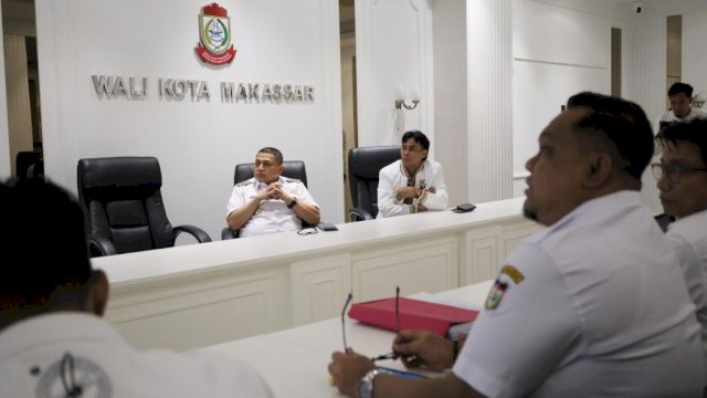 Wali Kota Makassar Munafri Arifuddin mendengarkan pemaparan materi Peraturan Daerah (Perda) No. 7 Tahun 2024 tentang Rencana Tata Ruang Wilayah (RTRW) Kota Makassar dari Dinas Penataan Ruang (Distaru), di Balai Kota Makassar, Rabu (5/3/2025).