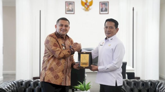 Wali Kota Makassar Munafri Arifuddin menerima kunjungan Kepala Kantor Wilayah Kementerian Hukum Sulawesi Selatan Andi Basmal, dan Asisten Tindak Pidana Umum Kejaksaan Tinggi (Kejati) Sulawesi Selatan Rizal Syah Nyaman, di ruang kerjanya di Balai Kota Makassar, Kamis (6/3/2015).