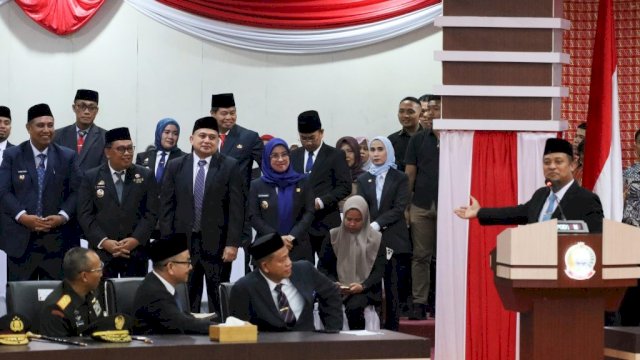 Wali Kota Makassar, Munafri Arifuddin saat menghadiri acara serah terima jabatan (Sertijab) Gubernur Sulawesi Selatan dari Penjabat (Pj) Gubernur Prof. Fadjry Djufry kepada pasangan Gubernur dan Wakil Gubernur terpilih di Ruang Rapat Paripurna DPRD Provinsi Sulawesi Selatan, Jumat (7/3/2025).