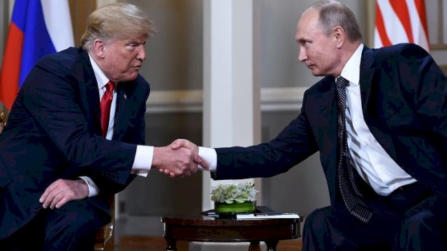 Presiden Amerika Serikat (AS) Donald Trump dan Presiden Rusia Vladimir Putin