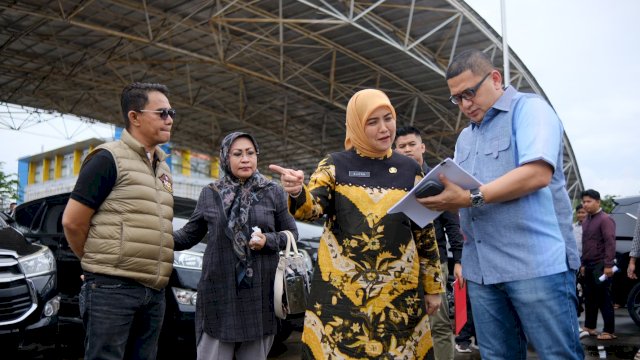 Wali Kota Makassar Munafri Arifuddin bersama Wakil Wali Kota Makassar Aliyah Mustika Ilham memeriksa kendaraan dinas yang digunakan oleh Organisasi Perangkat Daerah (OPD) Pemerintah Kota (Pemkot) Makassar, di Lapangan Karebosi, Sabtu (8/03/2025).