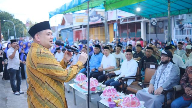  Wali Kota Makassar, Munafri Arifuddin, menghadiri acara silaturahmi dan buka puasa bersama warga Kelurahan Maccini, Kecamatan Makassar, yang digelar di Masjid Mujahidin pada Sabtu (8/03/2025).