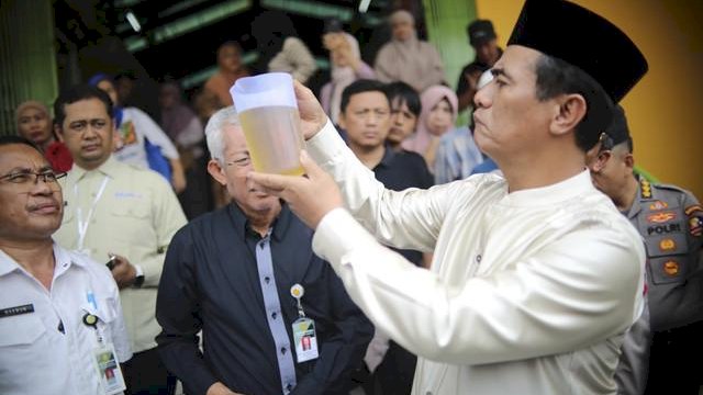 Menteri Pertanian Amran Sulaiman menguji takaran Minyakita 1 liter di Pasar Jaya Lenteng Agung, Jakarta Selatan, Sabtu (8 Maret 2025). Sumber foto: Kementan