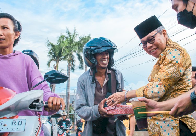 Anggota DPR RI Taufan Pawe Berbagi Ratusan Takjil di Parepare