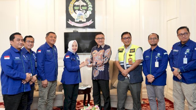 Sekretaris Daerah (Sekda) Provinsi Sulawesi Selatan, Jufri Rahman, menerima kunjungan Kepala Badan Meteorologi, Klimatologi, dan Geofisika (BMKG) Pusat, Prof. Dwikorita Karnawati, di Baruga Lounge, Kantor Gubernur Sulsel, pada Minggu, 16 Maret 2025.
