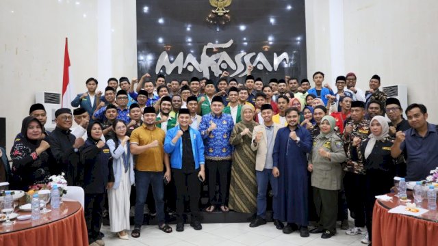 Pemerintah Kota Makassar menggelar buka puasa bersama dengan Forum Koordinasi Pimpinan Daerah (Forkopimda) serta organisasi kepemudaan, di Baruga Anging Mammiri Rumah Jabatan Wali Kota Makassar, Senin (17/3/2025).

