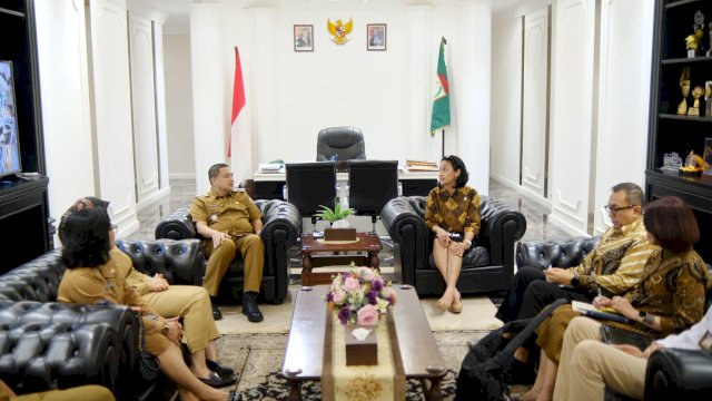 Wali Kota Makassar, Munafri Arifuddin, dan Wakil Wali Kota Makassar, Aliyah Mustika Ilham, menerima kunjungan Wakil Menteri Perlindungan Pekerja Migran Indonesia (KP2MI), Cristina Ariyani, di Ruang Rapat Wali Kota, Balai Kota Makassar, Selasa (18/3/2025).
