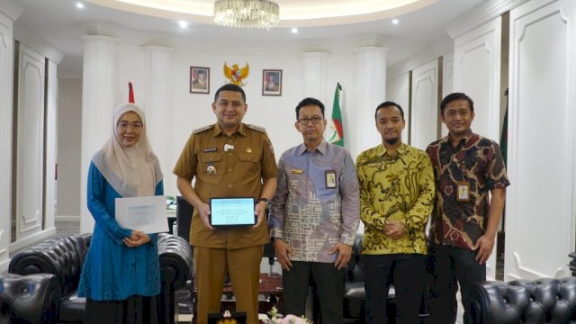 Wali Kota Makassar, Munafri Arifuddin, bersama Ketua TP PKK Kota Makassar, Melinda Aksa, secara resmi melaporkan Surat Pemberitahuan Tahunan (SPT) Pribadi Wajib Pajak.
