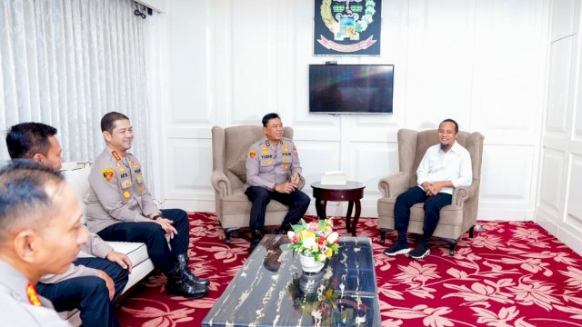 Gubernur Sulawesi Selatan, Andi Sudirman Sulaiman menerima kunjungan Kapolda Sulsel, Irjen Pol Yudhiawan di Kantor Gubernur Sulsel, Rabu (19/3/2025) pagi. 