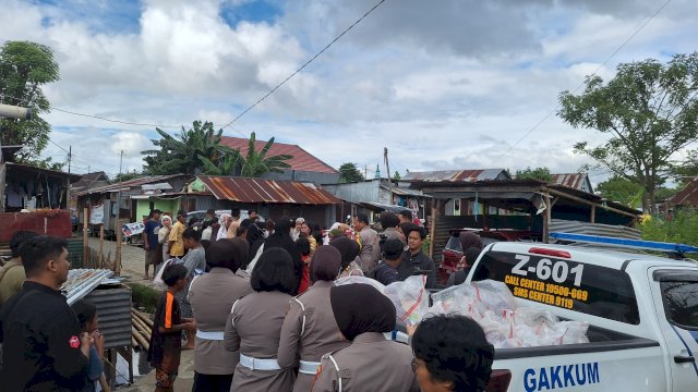 Syukurnya Warga Dapat Sembako Oleh Jajaran Polwan Ditlantas Polda Sulsel