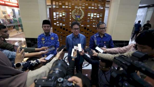 Kepala OJK Provinsi Sulawesi Selatan dan Sulawesi Barat, Mochammad Muchlasin memberikan keterangan kepada awak media 