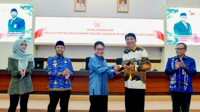 Mochammad Muchlasin (tengah) saat pengukuhan menggantikan Darwisman (dua dari kanan) sebagai Kepala OJK Sulselbar, Senin (17/3/2025).
