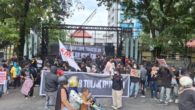 Mahasiswa dan Masyarakat Makassar Demo Tolak RUU TNI, Gruduk DPRD Sulsel