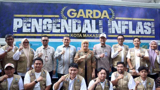 Wali Kota Makassar, Munafri Arifuddin, bersama Wakil Wali Kota Makassar, Aliyah Mustika Ilham secara resmi melepas armada pengendali inflasi dalam rangka kegiatan pasar murah di halaman Balai Kota Makassar, Kamis (20/03/2025).
