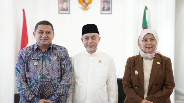  Wali Kota Makassar, Munafri Arifuddin, menerima kunjungan Wakil Ketua Dewan Perwakilan Daerah (DPD) RI, Tamsil Linrung, di Balai Kota Makassar, Jumat (21/3/2025).