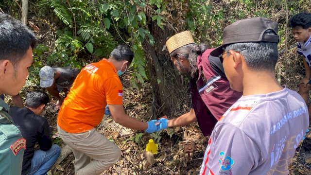 Kedokteran Forensik Dokpol Biddokkes Polda Sulsel melakukan identifikasi tulang belulang dan tengkorak manusia yang ditemukan warga di Desa Awota, Kecamatan Keera, Kabupaten Wajo, Sulsel. 
