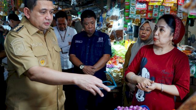 Wali Kota Makassar, Munafri Arifuddin, turun langsung ke lapangan untuk meninjau harga kebutuhan pokok di pasar tradisional dan ritel modern.