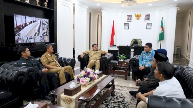  Badan Pengawas Pemilu (Bawaslu) Kota Makassar mengunjungi Balai Kota Makassar untuk bertemu Wali Kota Makassar Munafri Arifuddin, Selasa (25/3/2025).