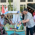 Bupati Banteng Uji Nurdin Bagikan Bingkisan Lebaran ke Penyapu Jalan dan Tukang Becak