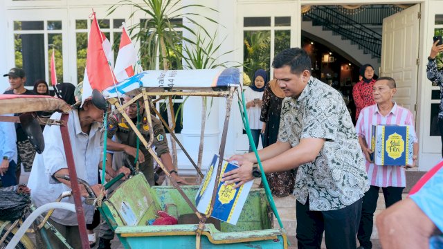 Bupati Banteng Uji Nurdin Bagikan Bingkisan Lebaran ke Penyapu Jalan dan Tukang Becak