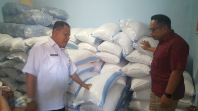 Kepala Bidang (Kabid) Perawatan, Pengamanan, dan kepatuhan internal (Patnal) Kanwil Ditjenpas Sulsel, Herman Anwar mengecek dapur dan gudang beras Lapas Narkotika Kelas IIA Sungguminasa Bolangi, Desa Timbuseng, Kecamatan Pattallassang