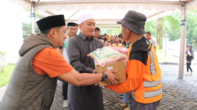 Sehari menjelang Hari Raya Idulfitri 1446 Hijriah, Bupati Kabupaten Luwu Timur H. Irwan Bachri Syam, berbagi kebahagiaan dengan membagikan Paket Lebaran kepada 85 petugas kebersihan dan pertamanan
