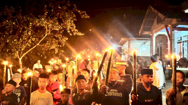 Ratusan Pemuda di Kaki Gunung Bawakaraeng Sambut Idul Fitri dengan Pawai Obor