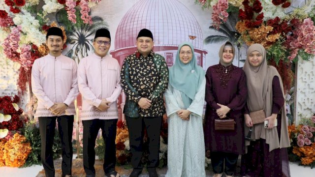 Mohammad Ramdhan Pomanto bersama keluarga bersilaturahmi bersama Wali Kota Makassar Munafri Arifuddin di Baruga Anging Mammiri, Rumah Jabatan Wali Kota, Senin (31/3/2025).
